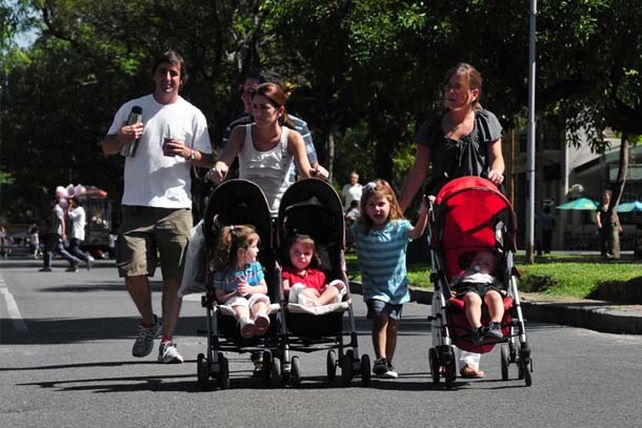 Familias santafesinas volvieron a disfrutar de Bulevar en otro domingo en barrio Candioti