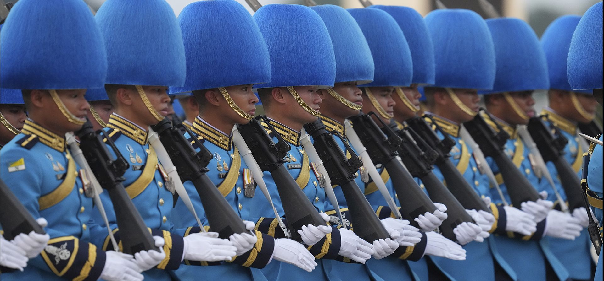 La guardia real tailandesa marcha durante el desfile de banderas en honor al rey Maha Vajiralongkorn en Bangkok, Tailandia, el martes 3 de diciembre de 2024, en un desfile como parte de las celebraciones por el 72 cumpleaños del rey. (Foto AP/Sakchai Lalit) La guardia real tailandesa marcha durante el desfile de banderas en honor al rey Maha Vajiralongkorn en Bangkok, Tailandia, el martes 3 de diciembre de 2024, en un desfile como parte de las celebraciones por el 72 cumpleaños del rey. (Foto AP/Sakchai Lalit)