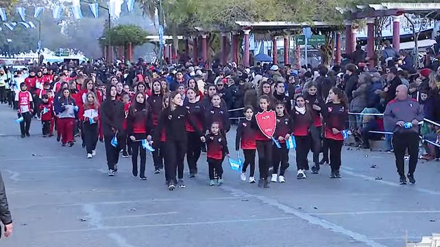 Unos 500 efectivos de las fuerzas de seguridad y actores de la sociedad civil marcharon por la costanera de Gualeguaychú.