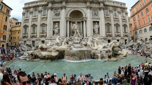 Roma pone una baranda a la Fontana di Trevi por los turistas que se meten
