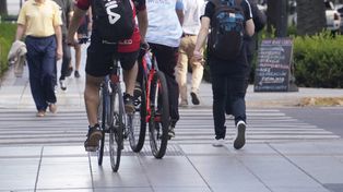 El cantero de Oroño se utiliza para andar en bicicleta, aunque está prohibido.