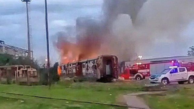 Fueron detenidos por robar rieles e incendiar un vagón