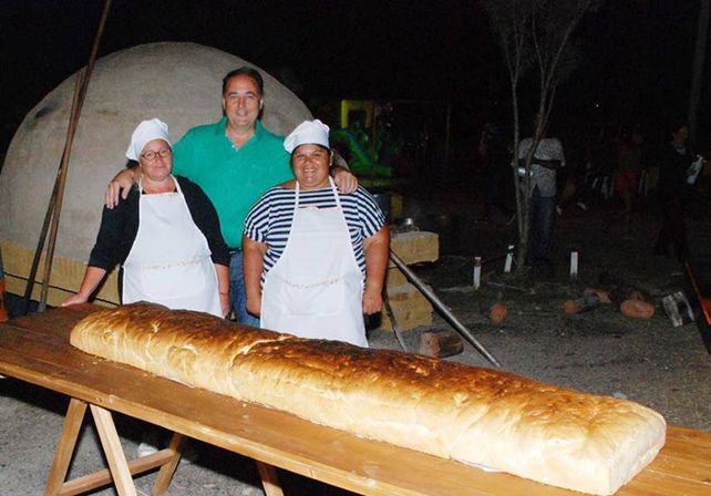 Esmero. Graciela hizo el año pasado un pan de 50 kilogramos.