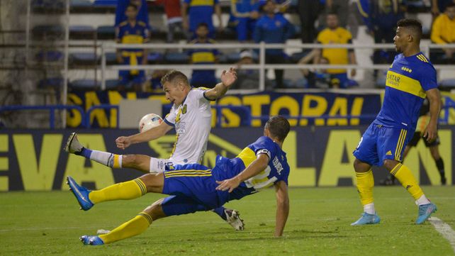 Central pudo empatarlo en el final, pero Izquierdoz se la sacó justo a Ruben.