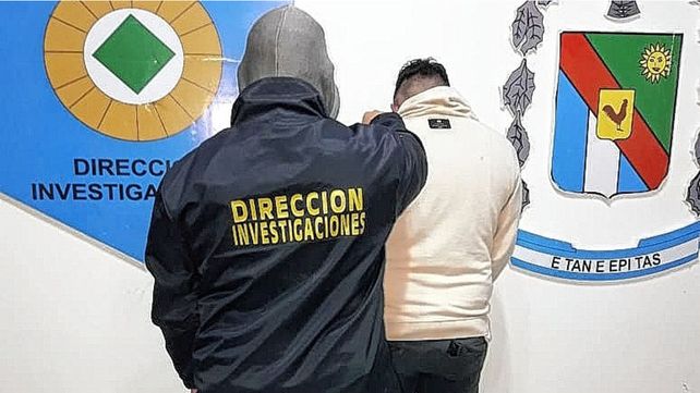 Tiraron ladrillos a la Policía; el saldo: dos policías heridos y un detenido.