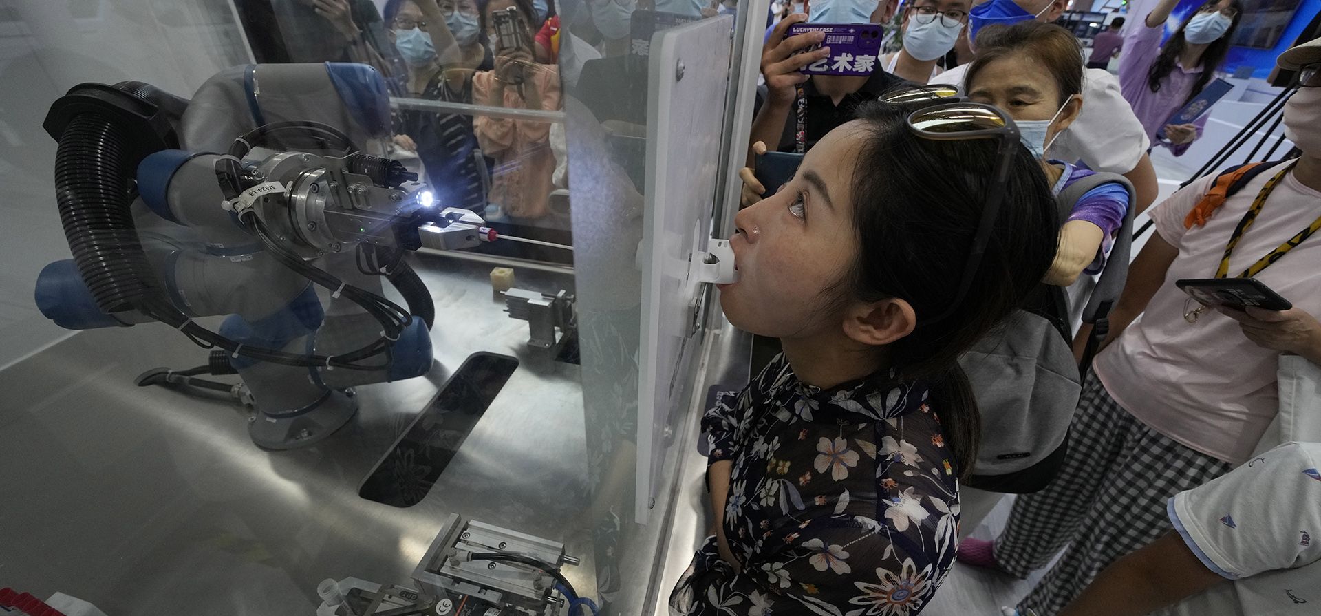 Un brazo robótico muestra un hisopo de garganta para tomar una muestra para la prueba de COVID-19 durante la Conferencia Mundial de Robots en el Centro Internacional de Conferencias y Exposiciones de Yichuang en Beijing, el viernes 19 de agosto de 2022.