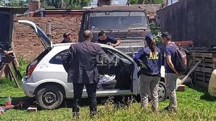 Robo al Pago Fácil: acusan al policía de cargar el dinero en el auto y retirar a quienes habían ingresado al local
