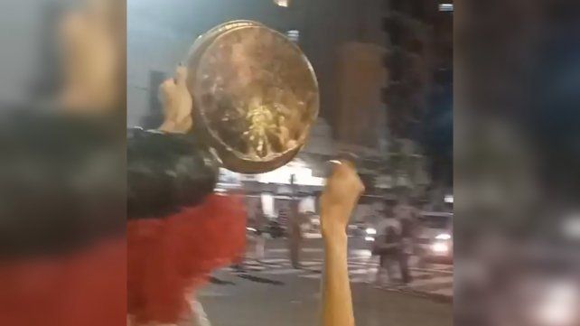 Cacerolazos en Rosario y Buenos Aires para repudiar las medidas anunciadas por Milei