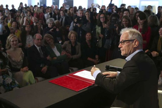 Un paso. El director del Festival de Cine de Cannes Thierry Fremaux firma la Promesa