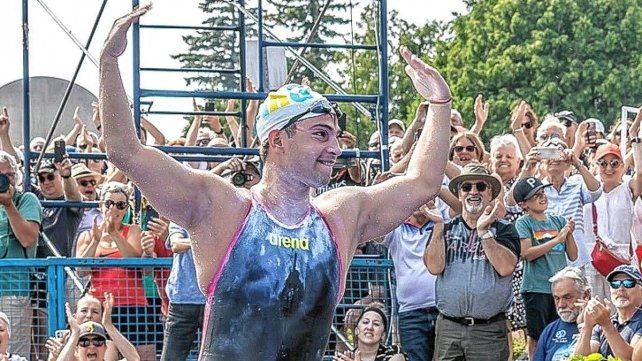 El nadador riogalleguense Matías Díaz Hernández se consagró campeón en la tradicional Travesía del Lago San Juan.