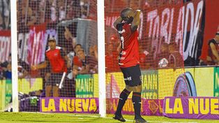 A lo Gabigol. Leal, de buen partido, anotó el segundo tanto leproso y lo festejó como el delantero de Flamengo en Lima.&nbsp;