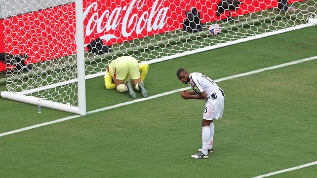 Kalulu sufre su increíble blooper: él mismo la empujó al fondo de su arco para marcar el segundo gol del Manchester City.