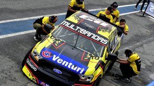 Rodrigo Lugón con la camioneta del Gurí Competención.