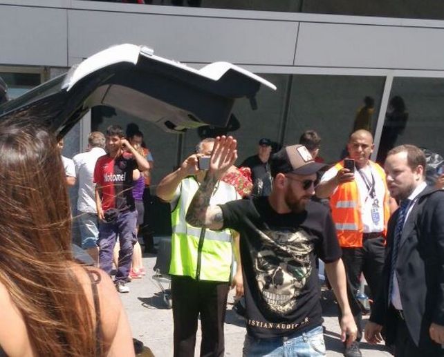 Lionel Messi fue fotografiado al arribar al aeropuerto de Rosario. (Foto Twitter)