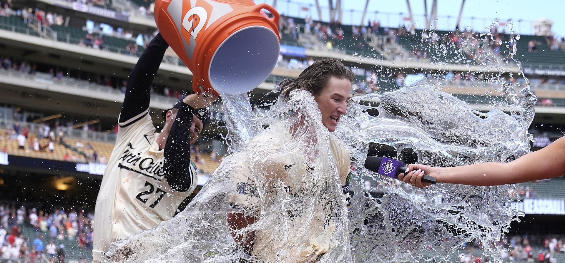 Luke Keaschall, de los Mellizos de Minnesota, es rociado con agua por Ryan Jeffers (27) tras conectar un jonrón de dos carreras para dejar tendido al rival durante la undécima entrada de un partido de béisbol contra los Reales de Kansas City el domingo 10 de agosto de 2025 en Minneapolis. (Foto AP/Abbie Parr) Luke Keaschall, de los Mellizos de Minnesota, es rociado con agua por Ryan Jeffers (27) tras conectar un jonrón de dos carreras para dejar tendido al rival durante la undécima entrada de un partido de béisbol contra los Reales de Kansas City el domingo 10 de agosto de 2025 en Minneapolis. (Foto AP/Abbie Parr)