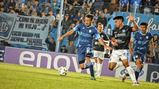 Estudiantes de Río Cuarto supo aprovechar la ventaja deportiva y está en semifinales.