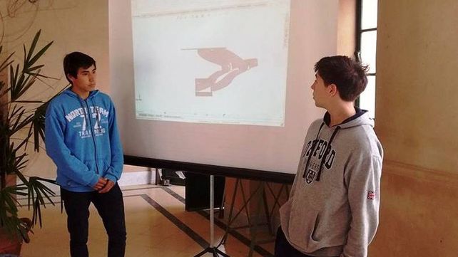 Estudiantes entrerrianos trabajan en un dispositivo para disminuir el peso de las mochilas