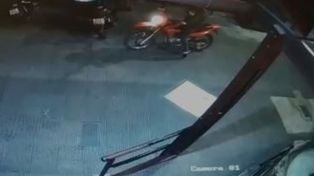 La captura del video de las camaras de seguridad que registran el momento del tiroteo frente al local gastronómico El Establo en Rosario&nbsp;