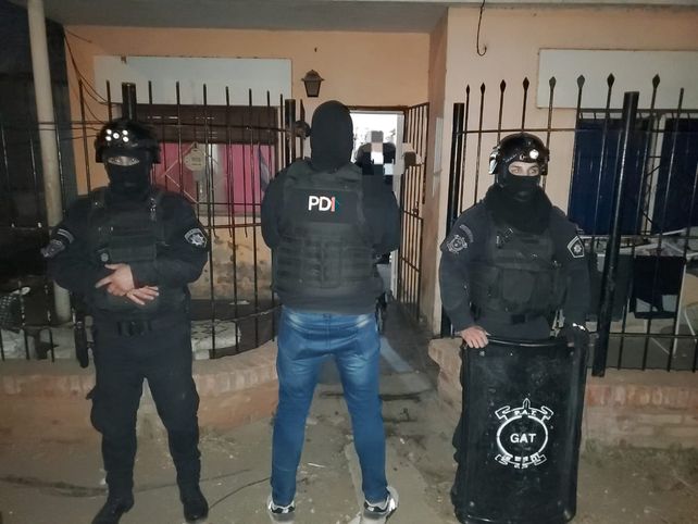 Personal de la Policía de Investigaciones en uno de los domicilios allanados en Venado Tuerto por un caso de extorsión.