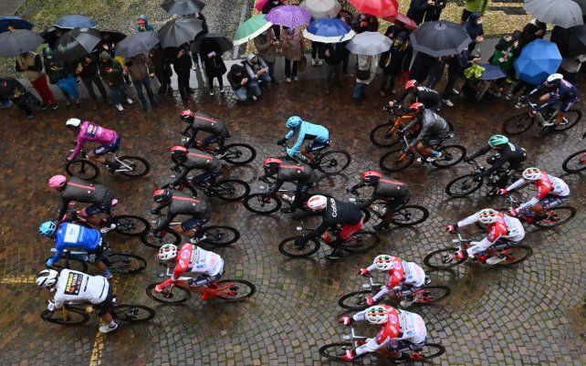 Ciclistas pedalean durante la tercera etapa desde Biella a Canale, del Giro de Italia.