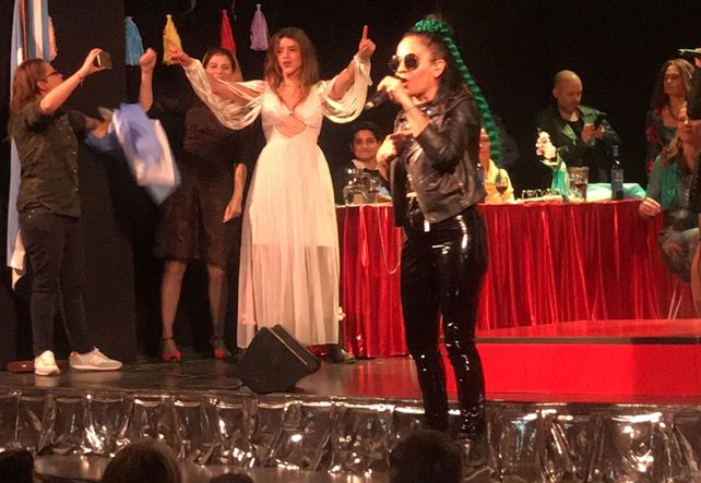 Calu Rivero cantó junto a Miss Bolivia contra la violencia de género