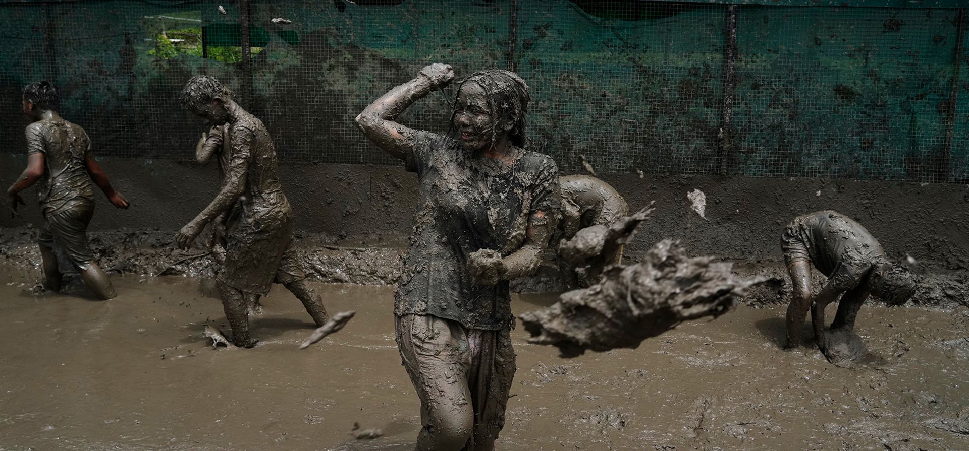 Niños juegan en el barro de un arrozal durante Asar Pandra, el festival anual de la siembra de arroz, en Katmandú, Nepal, el lunes 29 de junio de 2026. (Foto AP/Niranjan Shrestha) Niños juegan en el barro de un arrozal durante Asar Pandra, el festival anual de la siembra de arroz, en Katmandú, Nepal, el lunes 29 de junio de 2026. (Foto AP/Niranjan Shrestha)