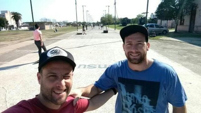 Agustín Pratti y Fernando Valle dos de los profesores de la escuelita de skate en La Histórica.&nbsp; 