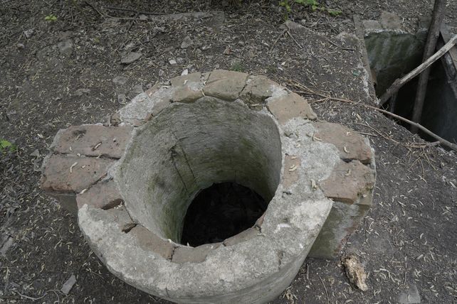 El aljibe y abajo el depósito subterráneo de agua.
