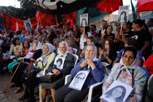 Los santafesinos marcharon por la memoria en otro aniversario del golpe militar