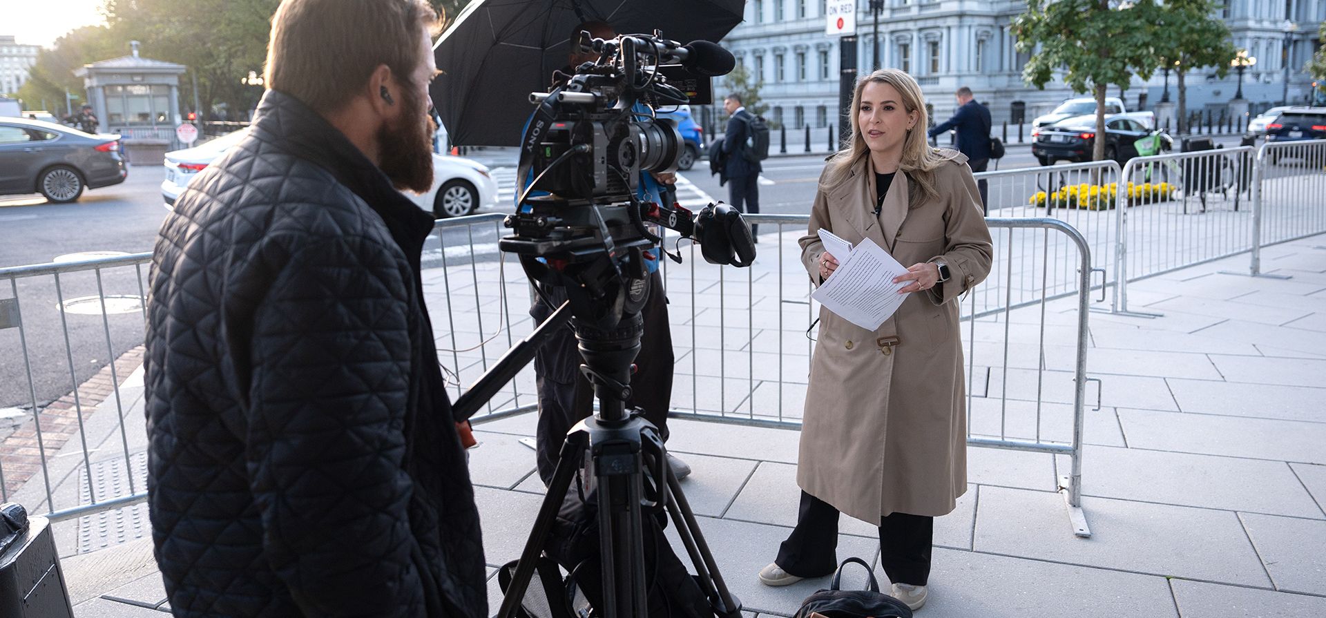 La reportera sénior de CNN Betsy Klein trabaja en el exterior de los terrenos de la Casa Blanca, cerca del complejo presidencial, después de que Trump vetara el ingreso de varios medios, el jueves 24 de septiembre de 2026, en Washington. (Foto AP/Mark Schiefelbein) La reportera sénior de CNN Betsy Klein trabaja en el exterior de los terrenos de la Casa Blanca, cerca del complejo presidencial, después de que Trump vetara el ingreso de varios medios, el jueves 24 de septiembre de 2026, en Washington. (Foto AP/Mark Schiefelbein)