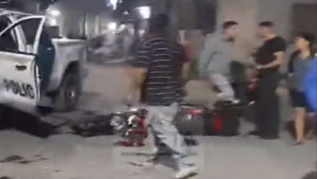 Un niño de 9 años murió y su hermano de 5 resultó herido cuando la moto en la que viajaban fue embestida por un patrullero.&nbsp;