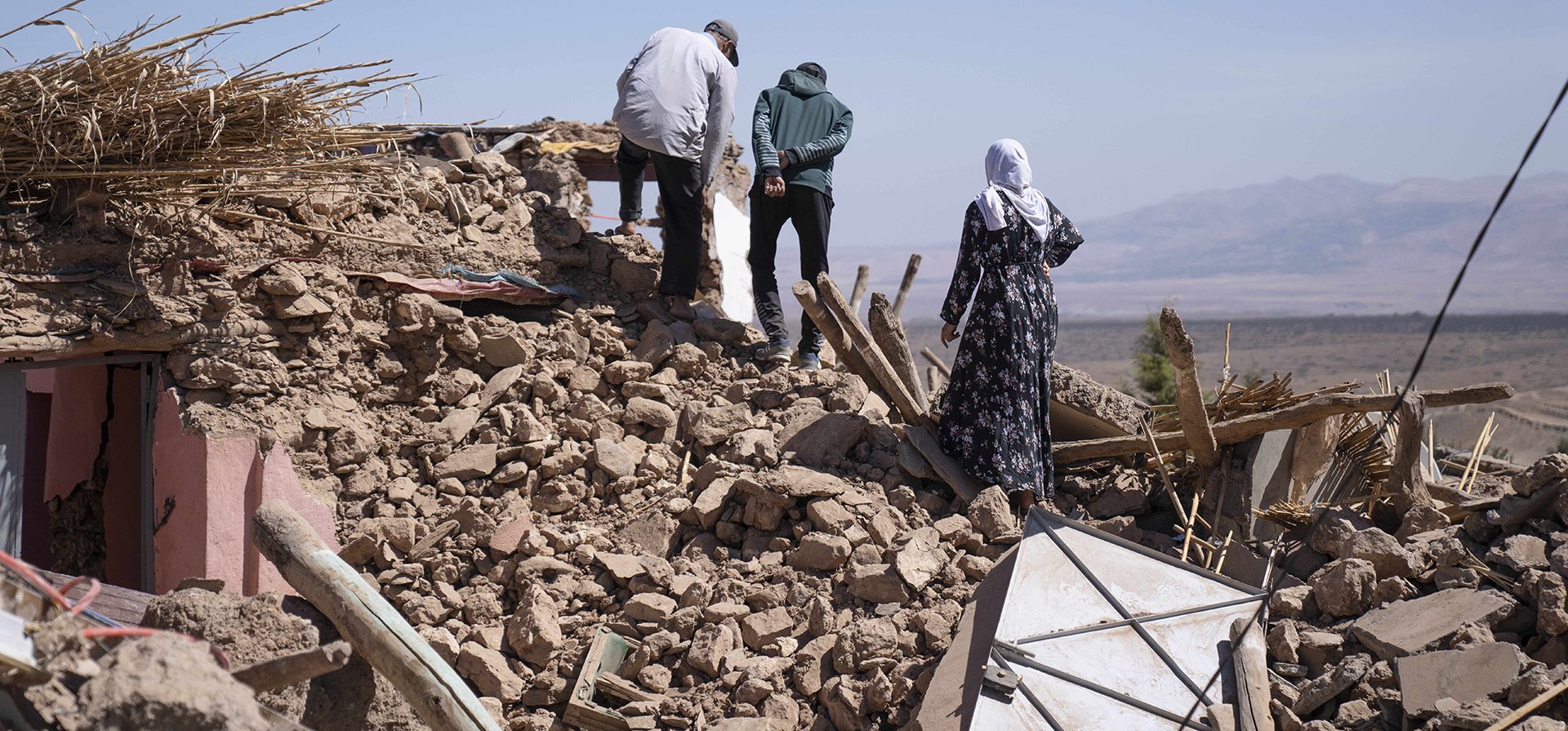 La gente inspecciona los daños causados por el terremoto en la aldea de Tafeghaghte, cerca de Marrakech, Marruecos, el lunes 11 de septiembre de 2023. Los equipos de rescate ampliaron sus esfuerzos el lunes mientras el número de muertos por el terremoto seguía aumentando a más de 2.400. (Foto AP/Mosa La gente inspecciona los daños causados por el terremoto en la aldea de Tafeghaghte, cerca de Marrakech, Marruecos, el lunes 11 de septiembre de 2023. Los equipos de rescate ampliaron sus esfuerzos el lunes mientras el número de muertos por el terremoto seguía aumentando a más de 2.400. (Foto AP/Mosa