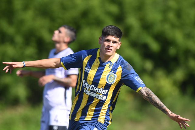 Fabricio Oviedo hizo tres goles en la goleada de la reserva de Central.