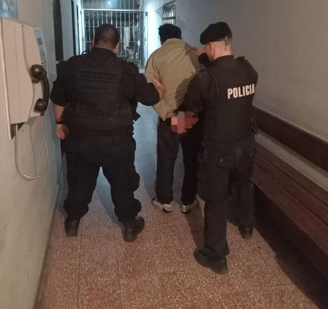Vecinos y un cuidacoche detuvieron a un motochorro en barrio Constituyentes Vecinos y un cuidacoche detuvieron a un motochorro en barrio Constituyentes
