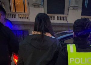 Robo mundialista en la peatonal: quiso llevarse una remera de la selección