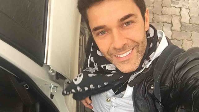 Besó a su novia, subió la foto y desató un escándalo Besó a su novia, subió la foto y desató un escándalo