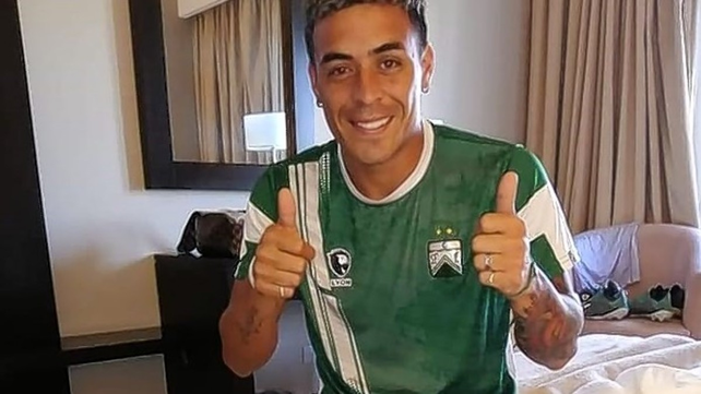 Brian Fernández le agradeció a Colón el apoyo y la comprensión y posó con su nueva camiseta.