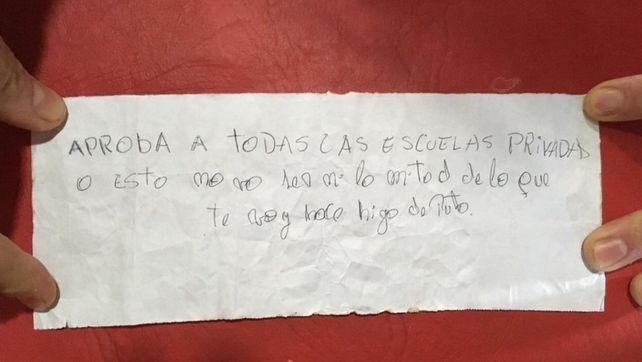 A una profesora le tiraron dos bombas molotov para que apruebe a todos los alumnos