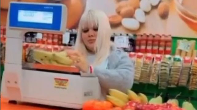 Morena Rial apareció en un video de Instagram trabajando de cajera en una verdulería bonaerense.&nbsp;