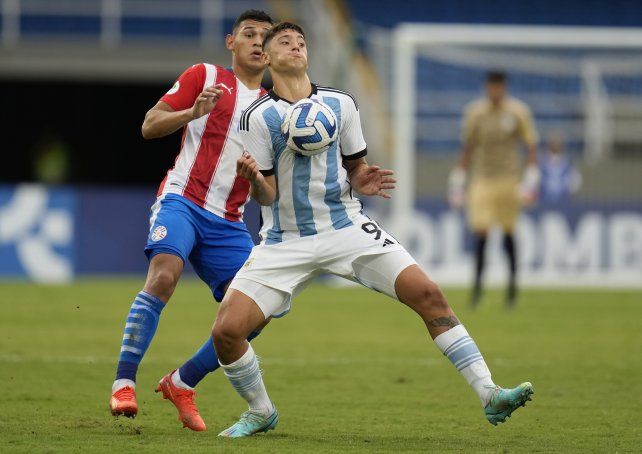 Es una lucha. El delantero de Rosario Central