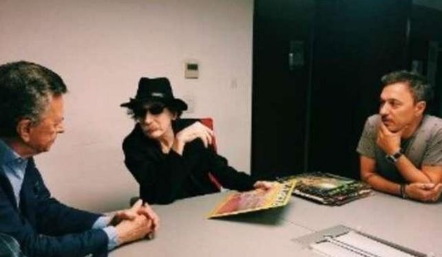 Charly García estuvo acompañado por Ramón Palito Ortega a la hora de rubricar el acuerdo que determina que el disco será publicado en todos los formatos.