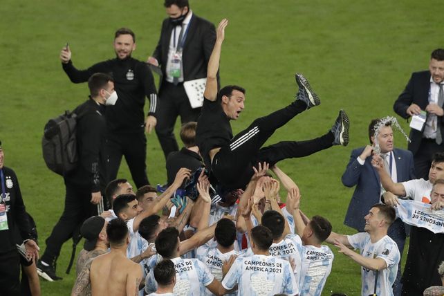El entrenador Scaloni vuela por los aires tras la consagración en la final de la Copa América.