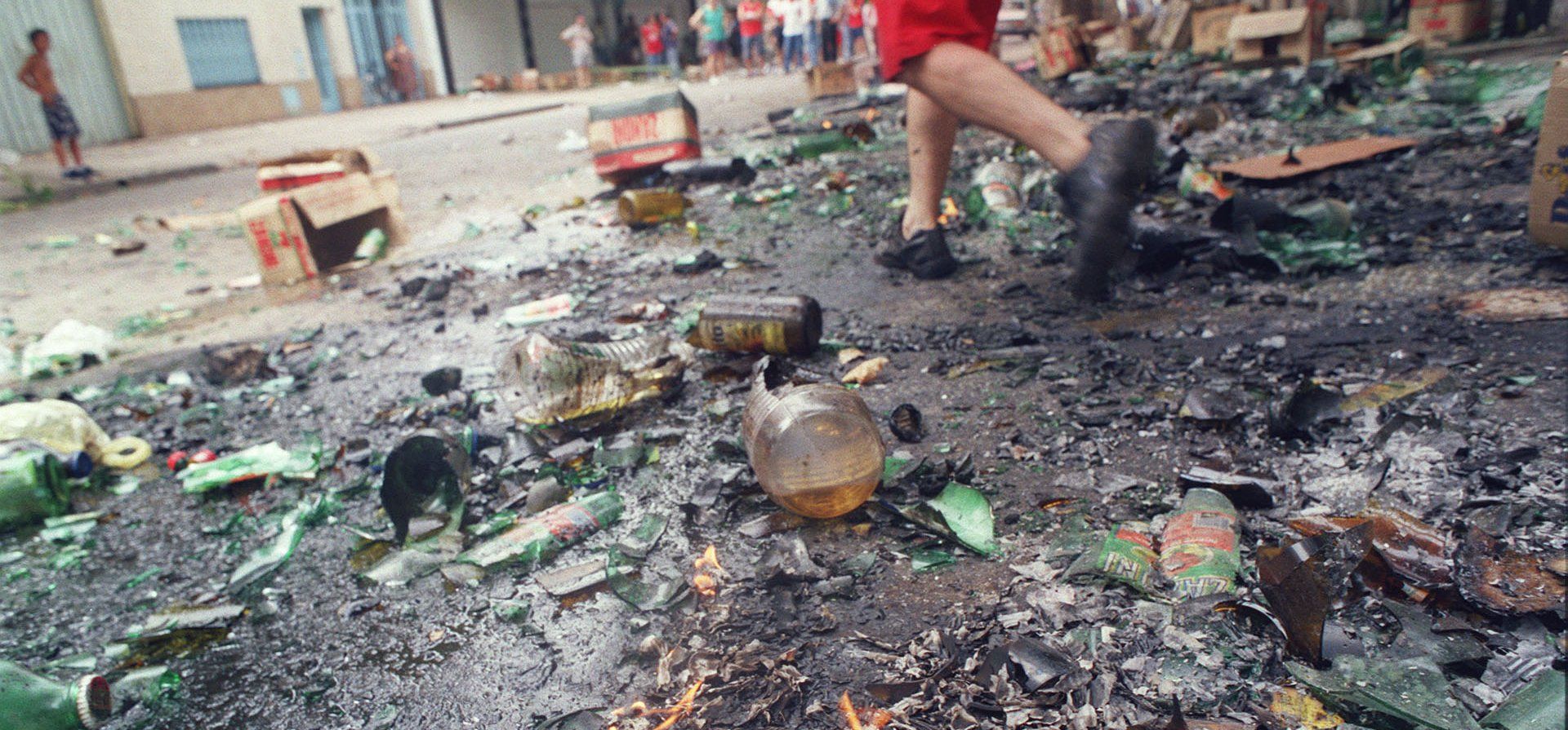 19/12/2001. El propietario de un supermercado de calle Lavalle al 1600 decidió romper botellas de vidrio y regar de aceite todo el frente de su local para intentar disuadir la intención de los manifestantes.