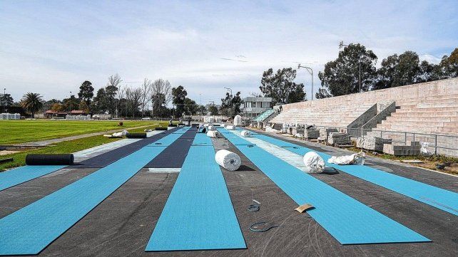 Avanza la instalación de la nueva pista de atletismo en el Centro de Alto Rendimiento Deportivo de Santa Fe.