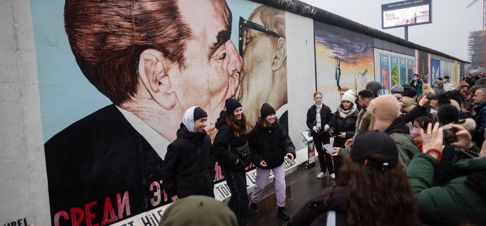 Turistas se reúnen frente a la pintura del exlíder soviético Leonid Brezhnev y el exlíder de Alemania Oriental Erich Honecker besándose. La obra fue realizada por el artista Dmitri Vrubel en Berlín, Alemania. Las pinturas en la llamada East Side Gallery, un remanente del Muro de Berlín son uno de los puntos turísticos más importantes de la capital alemana. Foto: AP