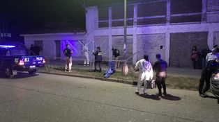 Asesinaron a un hombre de varias puñaladas en la esquina de avenida Blas Parera y calle Azcuénaga