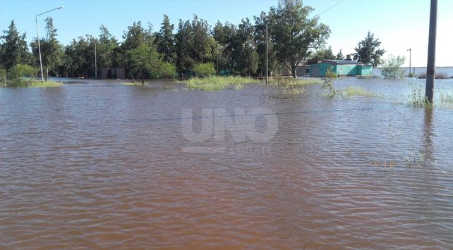 Desbordó el balneario de Laguna Paiva y hay 80 casas inundadas