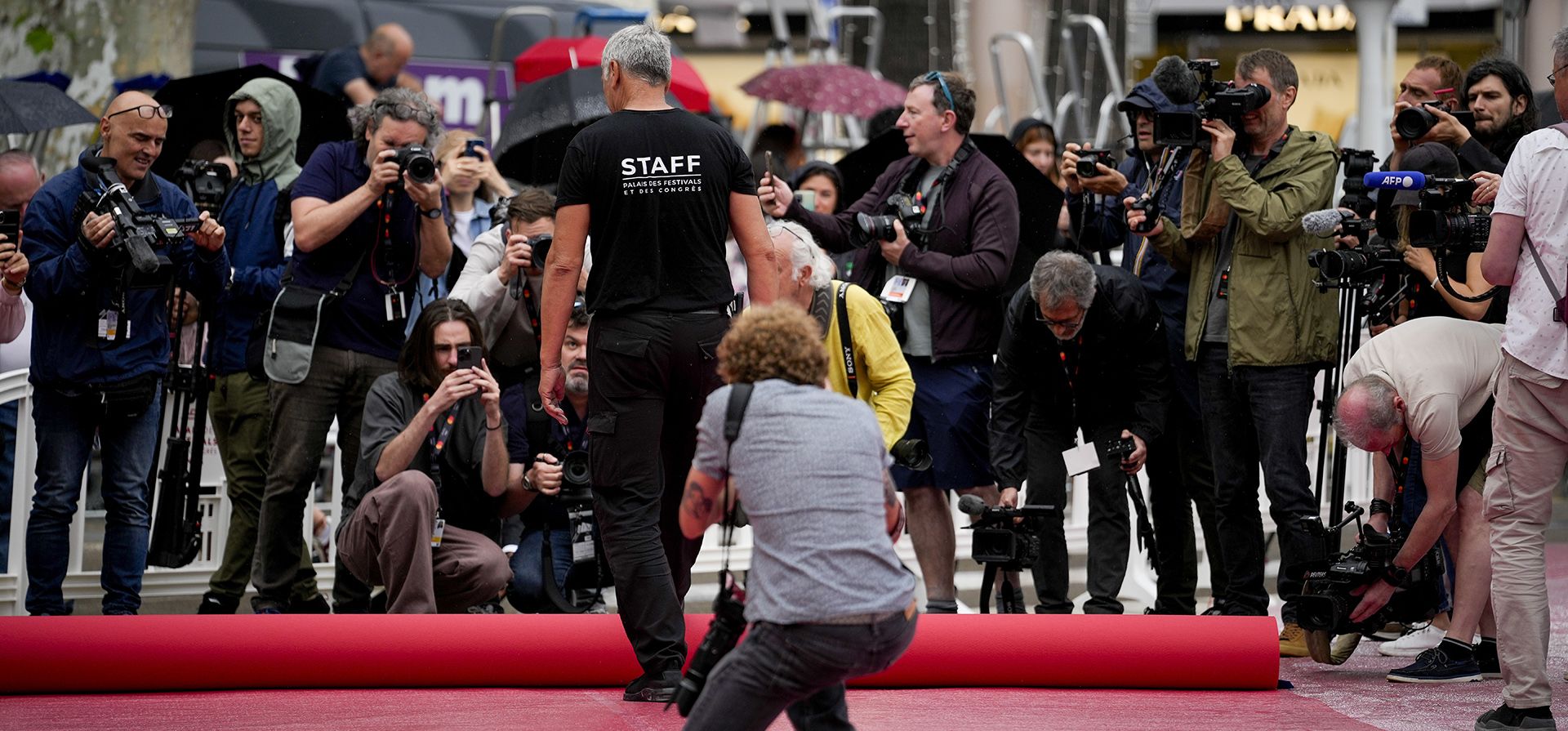 Los fotógrafos se reúnen mientras los trabajadores del festival colocan la alfombra roja en el Palacio de Festivales el día de la inauguración del 77º festival internacional de cine, Cannes, sur de Francia, el martes 14 de mayo de 2024. El festival de cine de Cannes se celebrará del 14 al 25 de mayo de 2024. (Foto de Andreea Alexandru/Invision/AP)