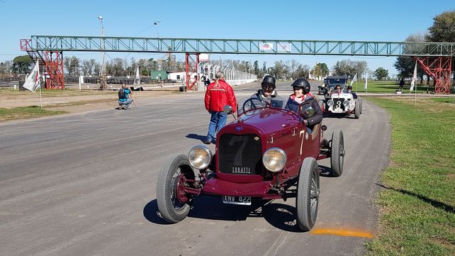 Un auto antiguo de colección