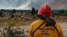 A la distancia. Un operario rionegrino observa el desarrollo de las llamas en el horizonte. A la distancia. Un operario rionegrino observa el desarrollo de las llamas en el horizonte.